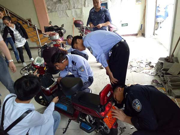 市民在積極配合民警進行車牌和RFID電子標(biāo)簽安裝